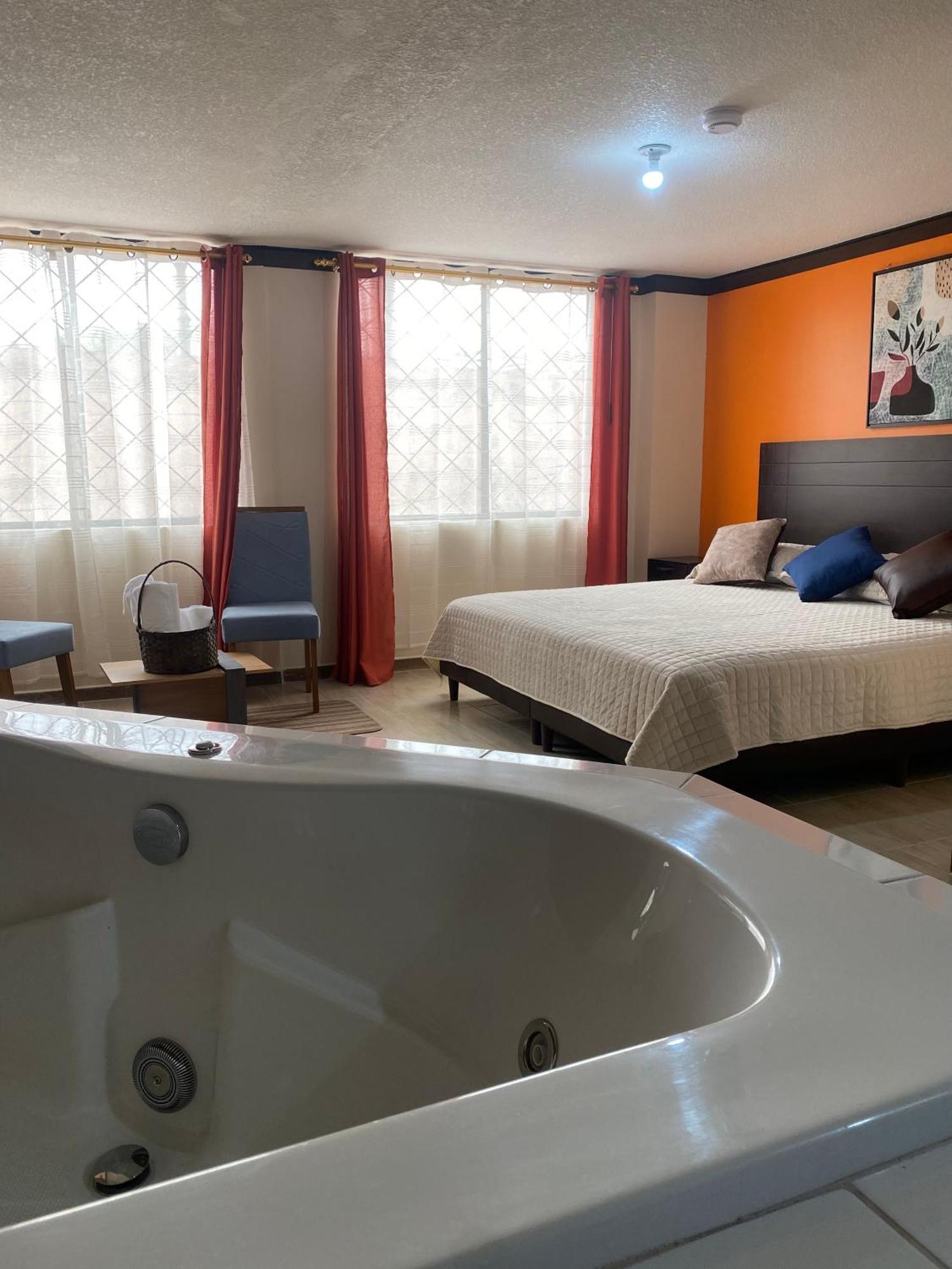 Hostal Guayllabamba Quito Esterno foto